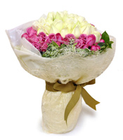 甜蜜爱情-33枝白玫瑰，66枝紫玫瑰，绿叶，水晶草搭配