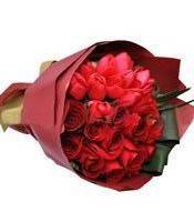 完美恋人-10枝红玫瑰，10枝红郁金香，搭配巴西叶