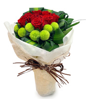 深深的祝福-18枝红玫瑰，7枝绿兵乓菊，搭配绿叶