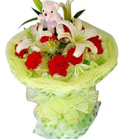 祝福相随-11枝红康乃馨，2枝白香水百合，黄莺点缀，可爱小熊