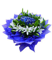 蓝色多瑙河-21枝蓝玫瑰，8枝多头白香水百合，绿叶搭配