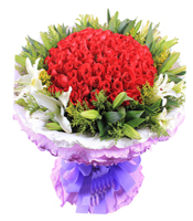 花火-66枝红玫瑰，外围6枝多头白香水百合，黄莺点缀