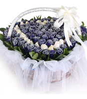 心思-88枝蓝玫瑰，11枝白玫瑰，绿叶点缀丰满